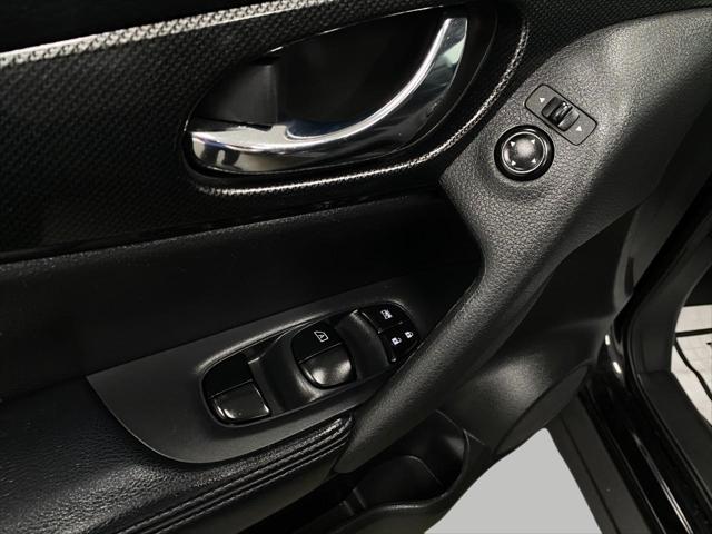 Photo of 2016 Magnetic Black Nissan Rogue