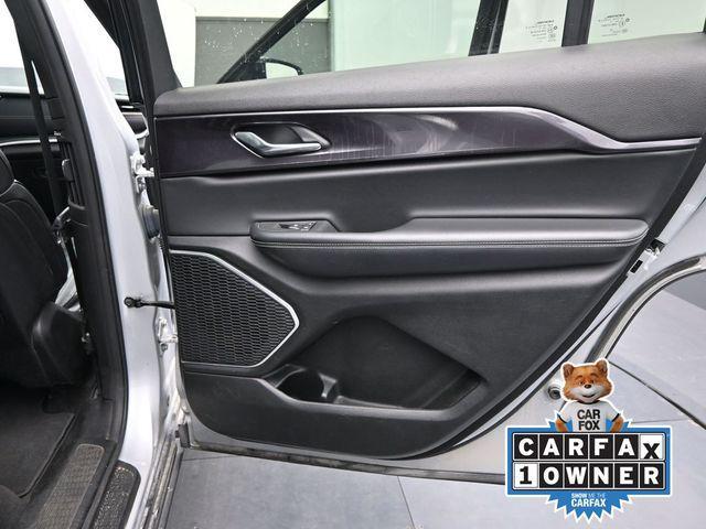 Photo of 2021 Silver Zynith Jeep Grand Cherokee L