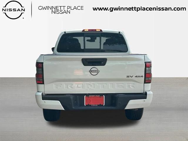 Photo of 2022 Glacier White Nissan Frontier