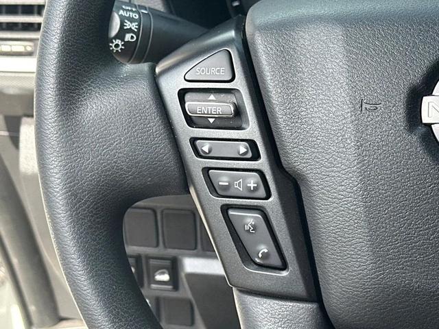 Photo of 2022 Glacier White Nissan Frontier