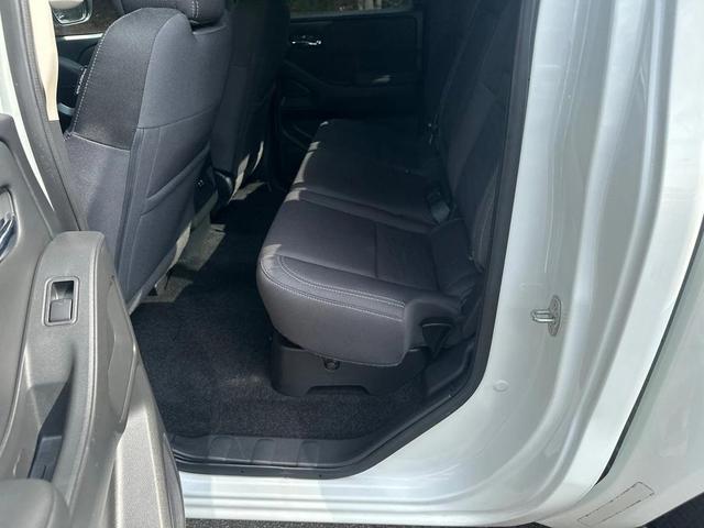 Photo of 2022 Glacier White Nissan Frontier