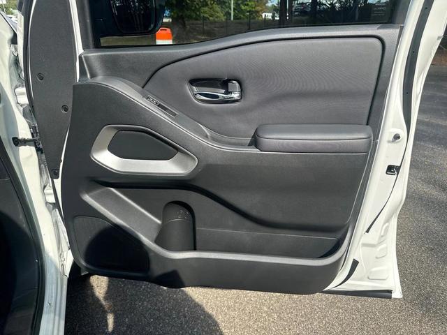 Photo of 2022 Glacier White Nissan Frontier