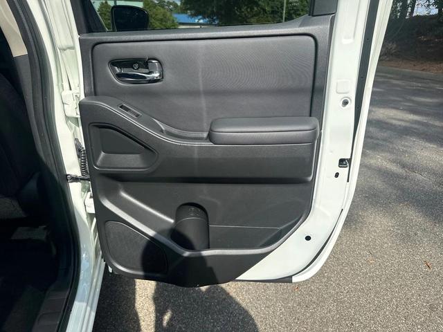 Photo of 2022 Glacier White Nissan Frontier
