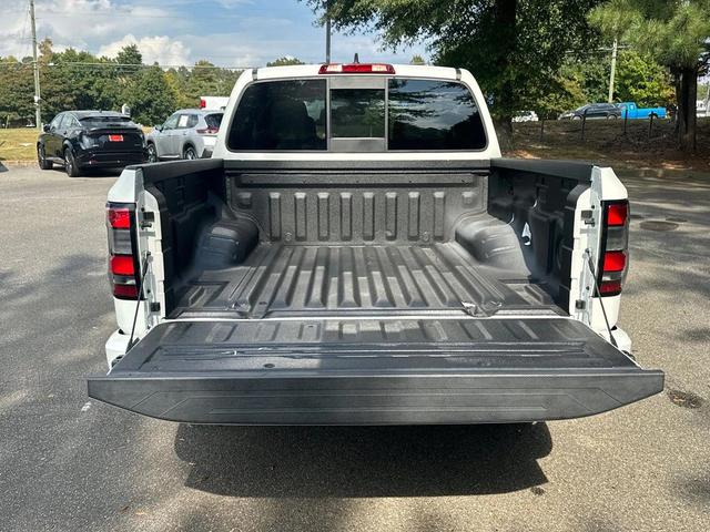 Photo of 2022 Glacier White Nissan Frontier