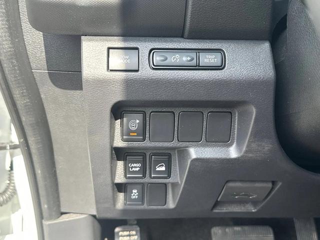 Photo of 2022 Glacier White Nissan Frontier