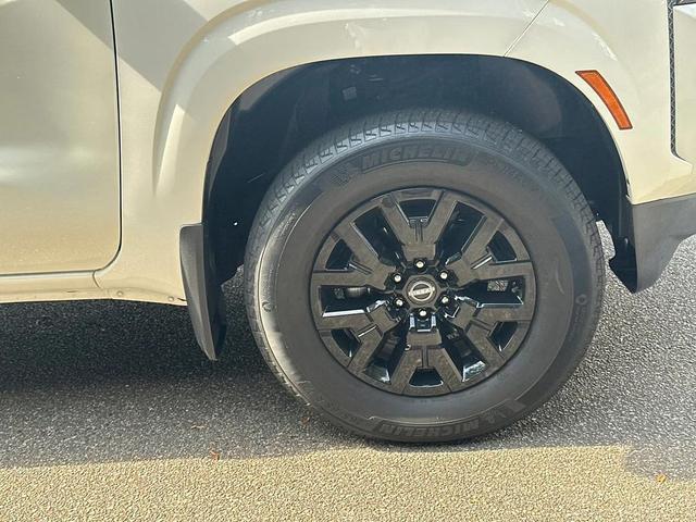 Photo of 2022 Glacier White Nissan Frontier