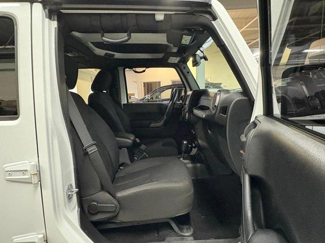 Photo of 2015 White Jeep Wrangler Unlimited