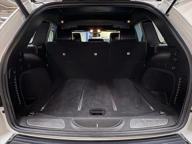 Photo of 2015 White Jeep Grand Cherokee