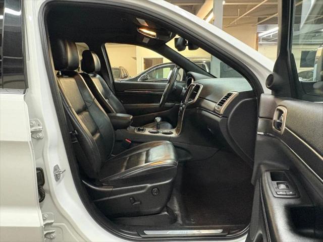 Photo of 2015 White Jeep Grand Cherokee