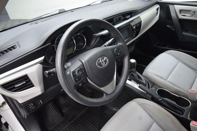 Photo of 2016 Super White Toyota Corolla