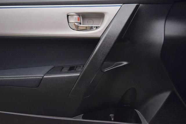 Photo of 2016 Super White Toyota Corolla