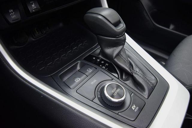 Photo of 2022 White Toyota RAV4 Hybrid