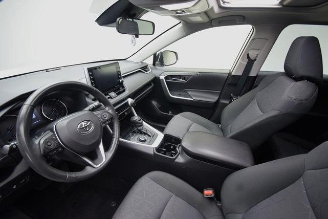Photo of 2022 White Toyota RAV4 Hybrid