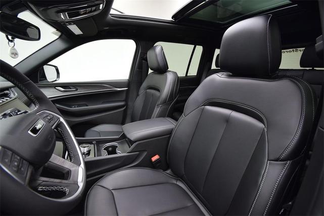 Photo of 2025 Silver Zynith Jeep Grand Cherokee