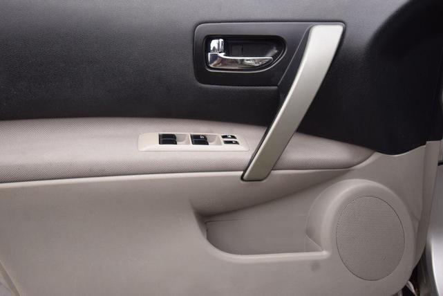 Photo of 2011 Brilliant Silver Nissan Rogue
