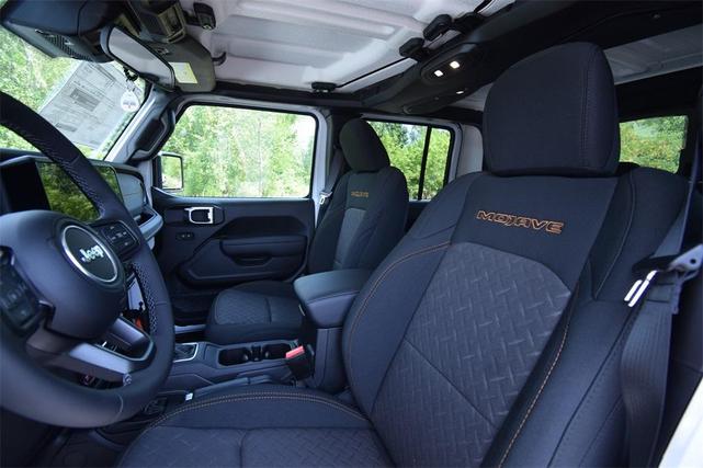 Photo of 2025 Bright White Clearcoat Jeep Gladiator