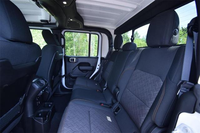 Photo of 2025 Bright White Clearcoat Jeep Gladiator