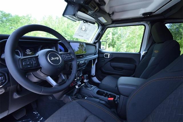 Photo of 2025 Bright White Clearcoat Jeep Gladiator