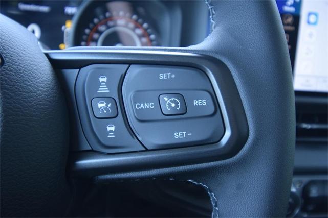 Photo of 2025 Bright White Clearcoat Jeep Gladiator
