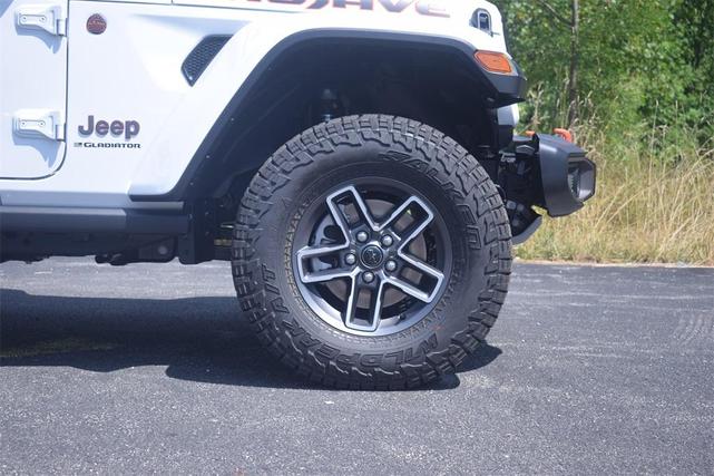 Photo of 2025 Bright White Clearcoat Jeep Gladiator