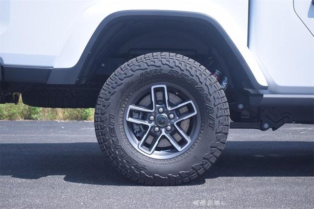 Photo of 2025 Bright White Clearcoat Jeep Gladiator
