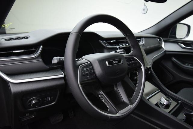 Photo of 2025 Bright White Clearcoat Jeep Grand Cherokee