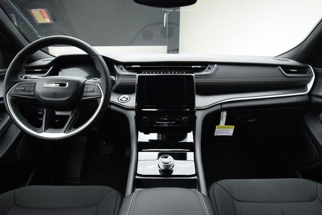Photo of 2025 Bright White Clearcoat Jeep Grand Cherokee