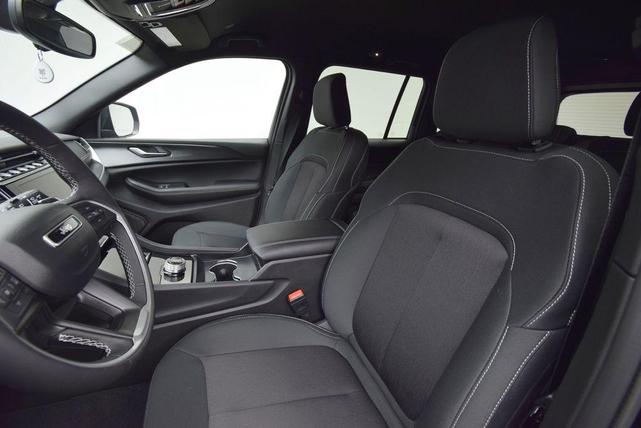 Photo of 2025 Bright White Clearcoat Jeep Grand Cherokee
