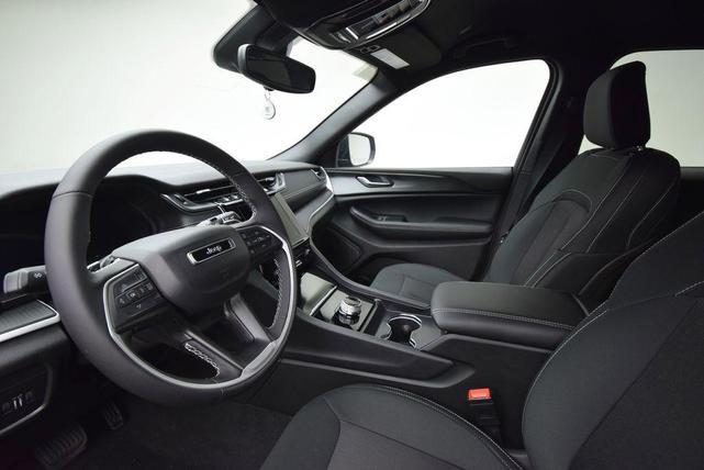 Photo of 2025 Bright White Clearcoat Jeep Grand Cherokee