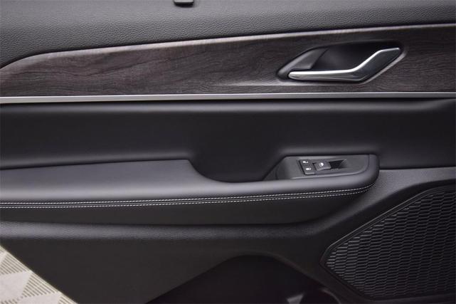 Photo of 2025 Metallic Jeep Grand Cherokee L