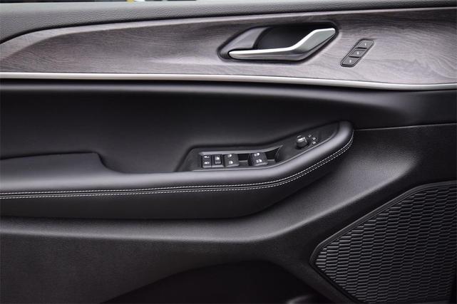 Photo of 2025 Metallic Jeep Grand Cherokee L
