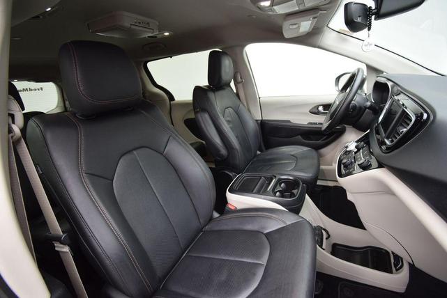 Photo of 2020 Granite Crystal Clearcoat Metallic Chrysler Pacifica