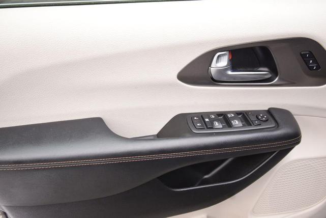 Photo of 2020 Granite Crystal Clearcoat Metallic Chrysler Pacifica