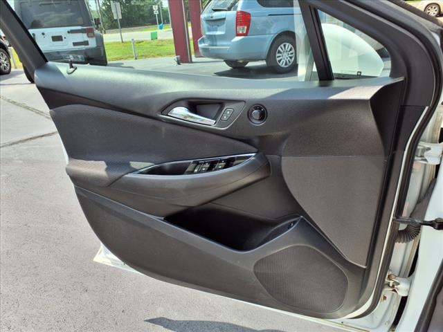 Photo of 2017 Summit White Chevrolet Cruze
