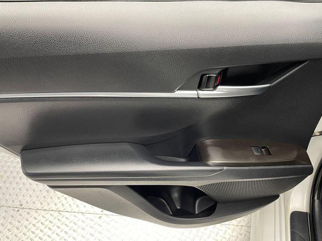 Photo of 2021 Super White Toyota Camry