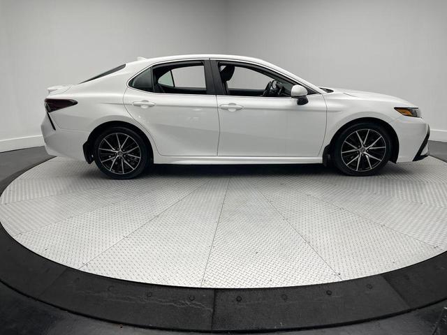 Photo of 2021 Super White Toyota Camry