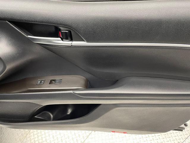 Photo of 2021 Super White Toyota Camry