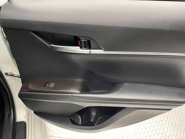 Photo of 2021 Super White Toyota Camry