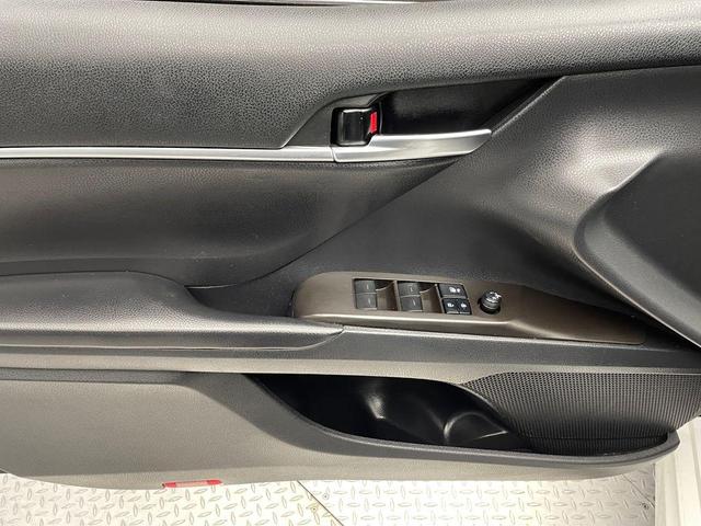 Photo of 2021 Super White Toyota Camry