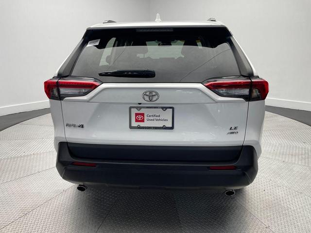 Photo of 2021 Super White Toyota RAV4