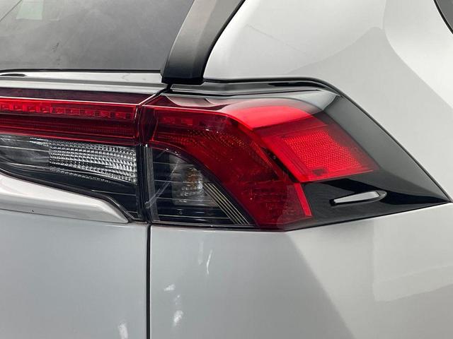 Photo of 2021 Super White Toyota RAV4