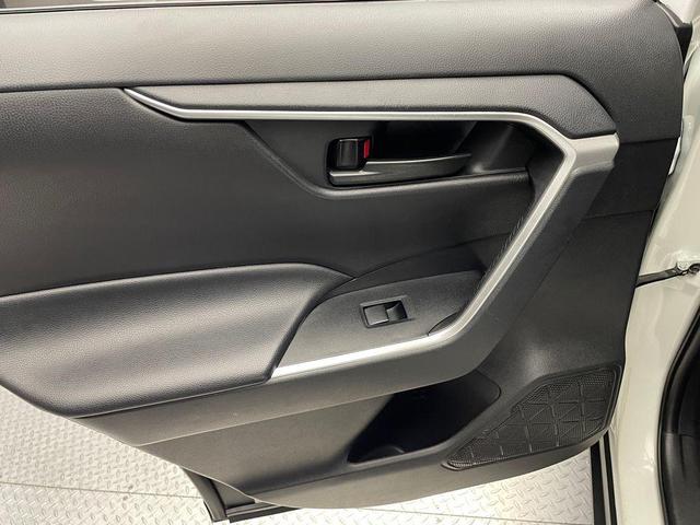 Photo of 2021 Super White Toyota RAV4