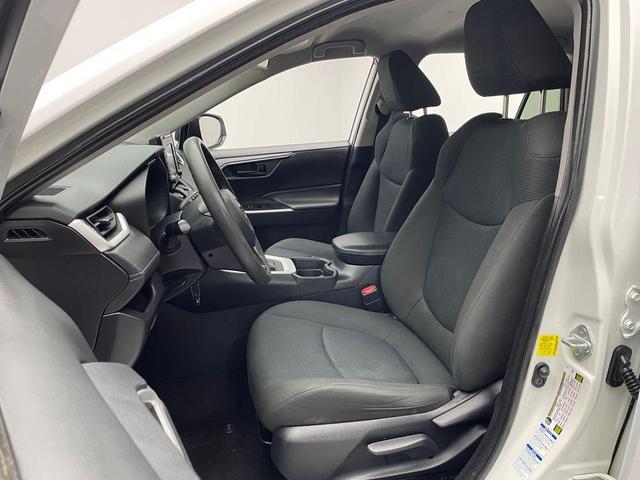 Photo of 2021 Super White Toyota RAV4