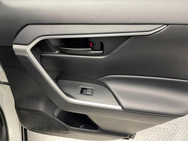 Photo of 2021 Super White Toyota RAV4