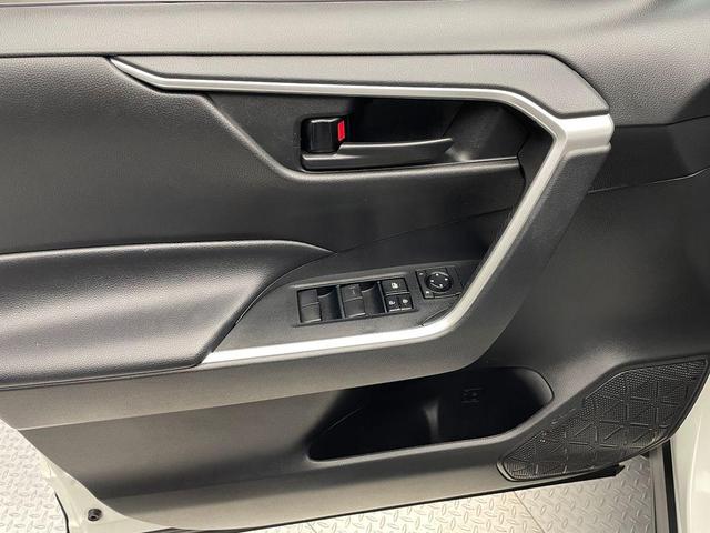 Photo of 2021 Super White Toyota RAV4