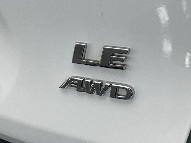 Photo of 2021 Super White Toyota RAV4