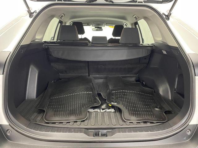 Photo of 2021 Super White Toyota RAV4