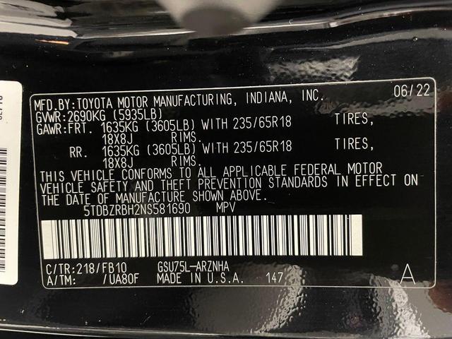 Photo of 2022 Midnight Black Metallic Toyota Highlander