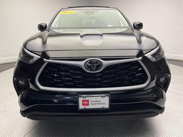 Photo of 2022 Midnight Black Metallic Toyota Highlander