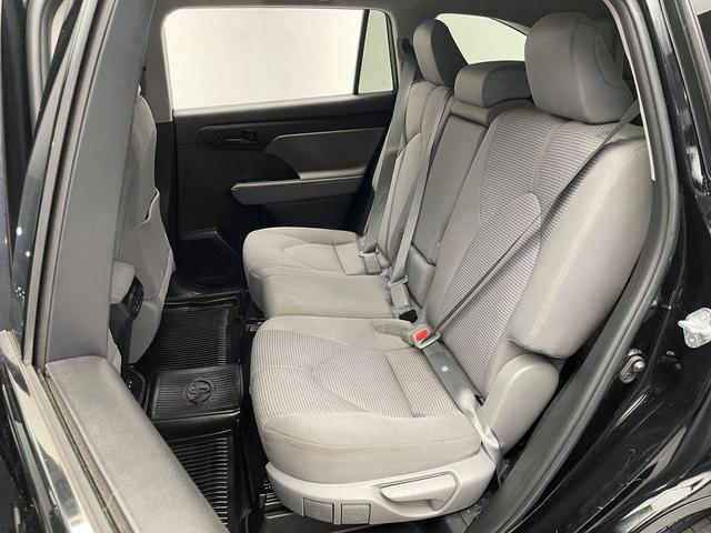 Photo of 2022 Midnight Black Metallic Toyota Highlander